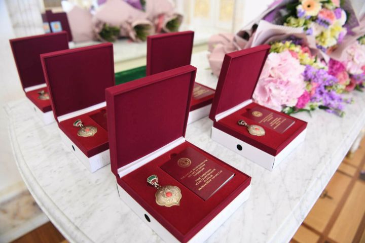 Рустам Минниханов наградил трех жительниц Татарстана медалью «Ана даны — Материнская слава»