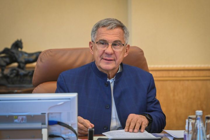 Минниханов поздравил татарстанцев с Днем государственного флага РТ