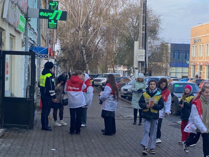 Чистопольские школьники напомнили горожанам о правилах дорожного движения