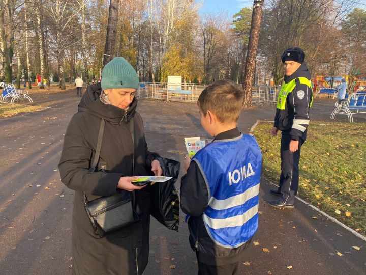 Чистопольские школьники напомнили горожанам о правилах дорожного движения