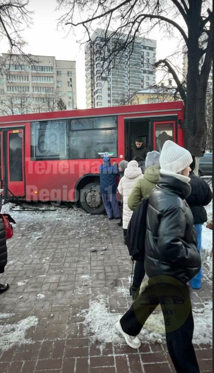 В Казани автобус врезался в дорожное ограждение