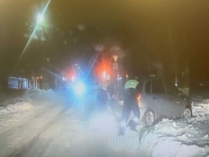 Чистопольские автоинспекторы помогли автомобилисту выбраться из снежной ловушки