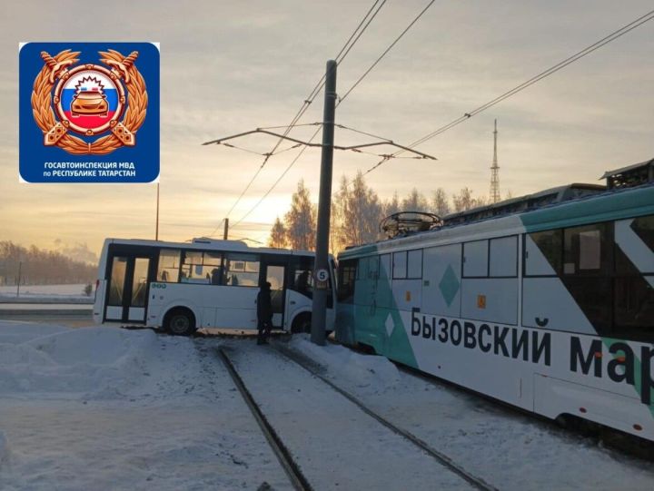 В Нижнекамске автобус врезался в трамвай
