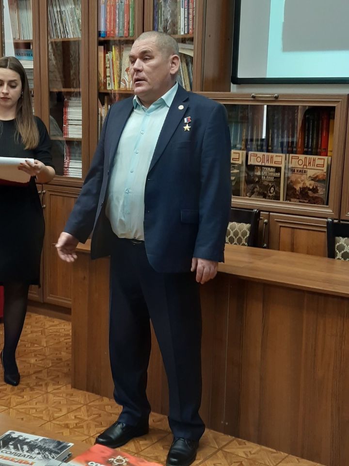 Россия Герое Алексей Кораблев үзәк китапханәдә кунакта булды