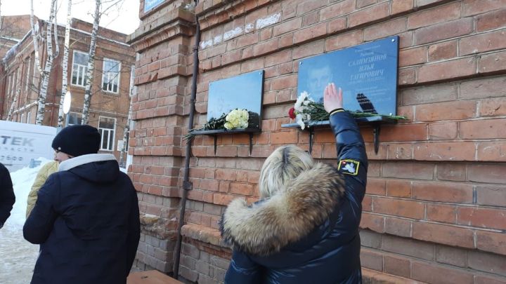 На здании школы № 1 открыли мемориальные доски в память о погибших на СВО выпускниках