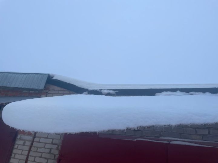 В Нижнекамске на ребенка упал снег с крыши дома