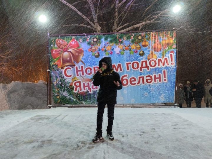 Танцы, песни: в сквере «Мельничная площадь» торжественно открыли новогоднюю ёлку