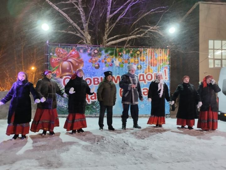 Танцы, песни: в сквере «Мельничная площадь» торжественно открыли новогоднюю ёлку
