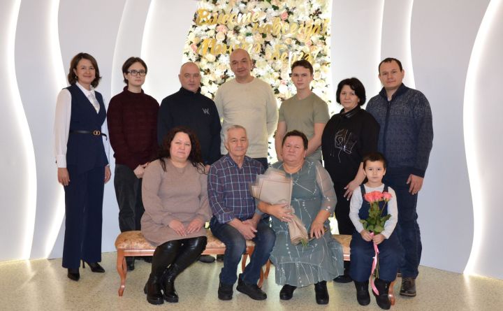 45 лет вместе: сапфировый юбилей отметили в Чистопольском ЗАГСе