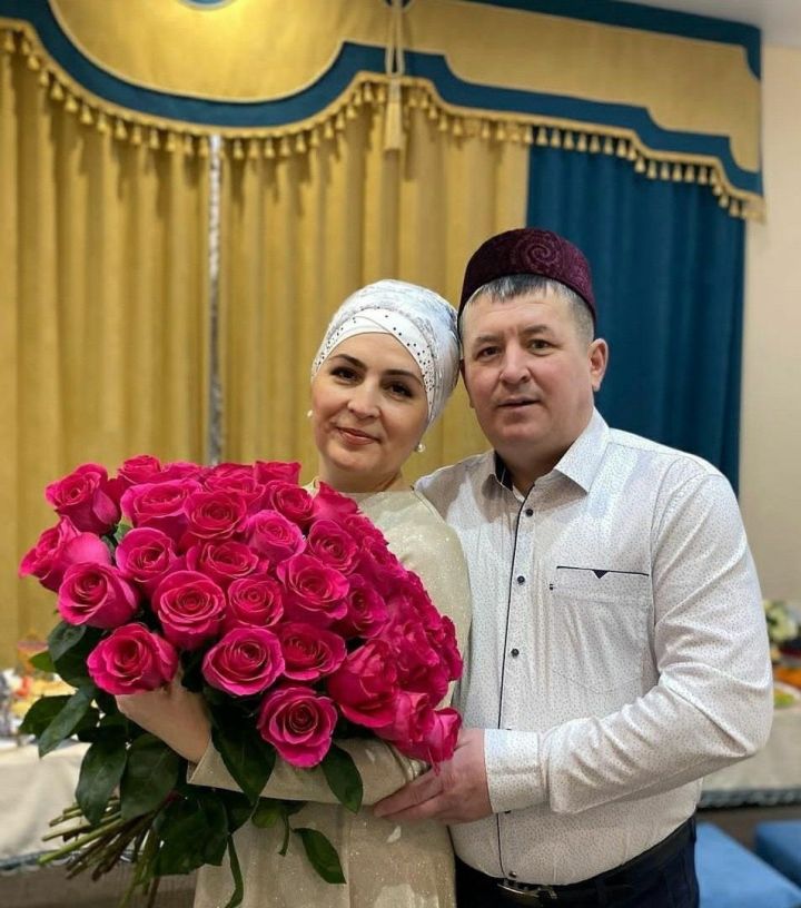 В Чистопольском ЗАГСе поздравили пару, отметившую серебряный юбилей супружеской жизни