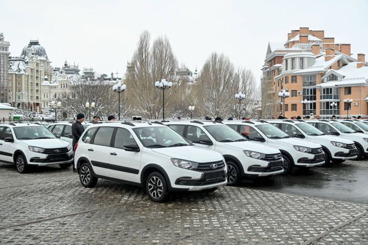 Чистопольский отдел культуры получил новый служебный автомобиль от Раиса РТ