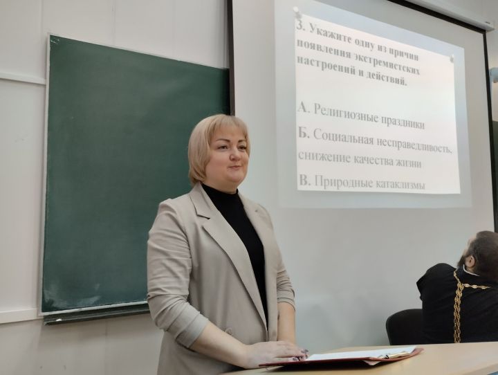 Чистопольские студенты дискуссировали о проявлениях экстремизма и терроризма