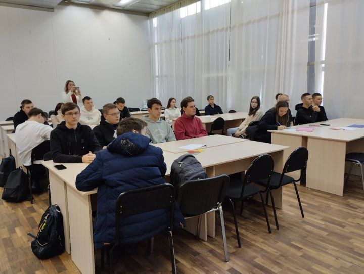 Чистопольские студенты дискуссировали о проявлениях экстремизма и терроризма