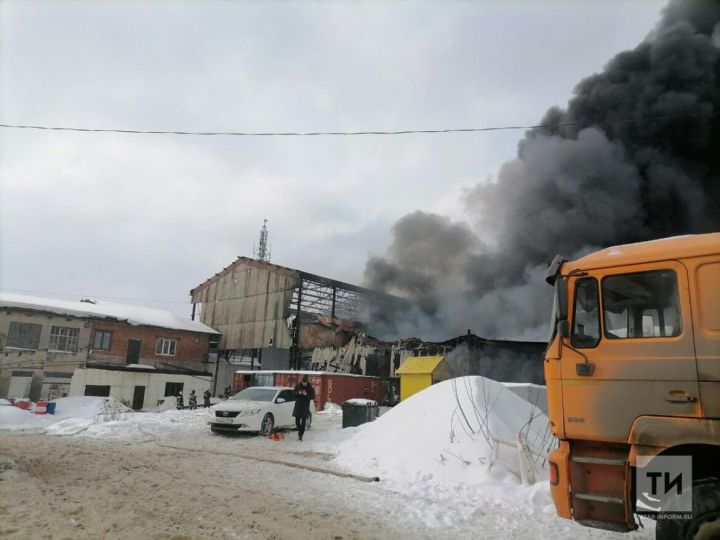 В Кировском районе Казани горит автосервис