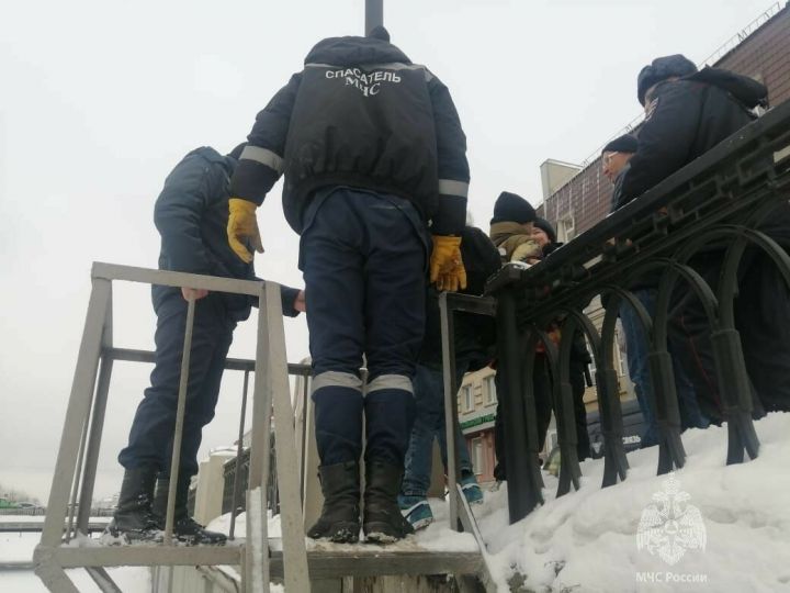 В Казани спасатели помогли школьнику, у которого нога застряла в заборе