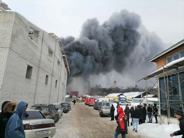 В Казани произошел пожар на складе резины