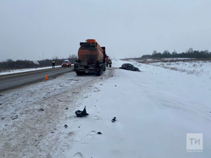 На трассе Казань – Оренбург женщина и подросток погибли в ДТП с фурой