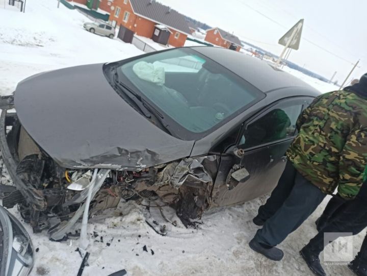 В Сабинском районе столкнулись легковушка и школьный автобус