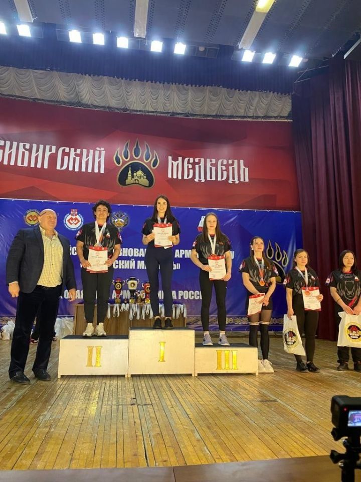 Чистопольские спортсменки успешно выступили в турнире по армрестлингу «Сибирский медведь»