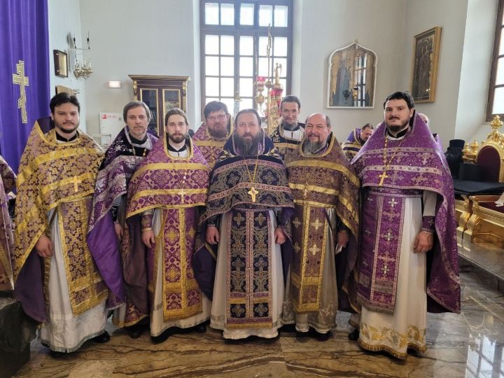 Секретарь Чистопольской епархии принял участие в богослужении в кафедральном соборе Казанской иконы Божией Матери