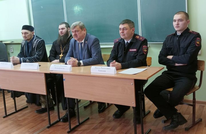 Чистопольские лицеисты приняли участие в брифинге «Сильны единством»