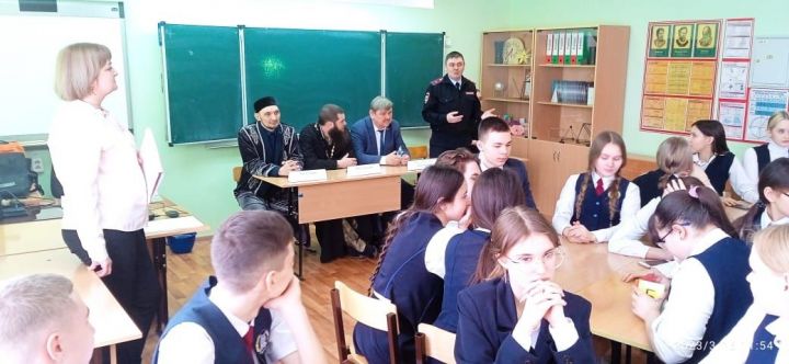 Чистопольские лицеисты приняли участие в брифинге «Сильны единством»