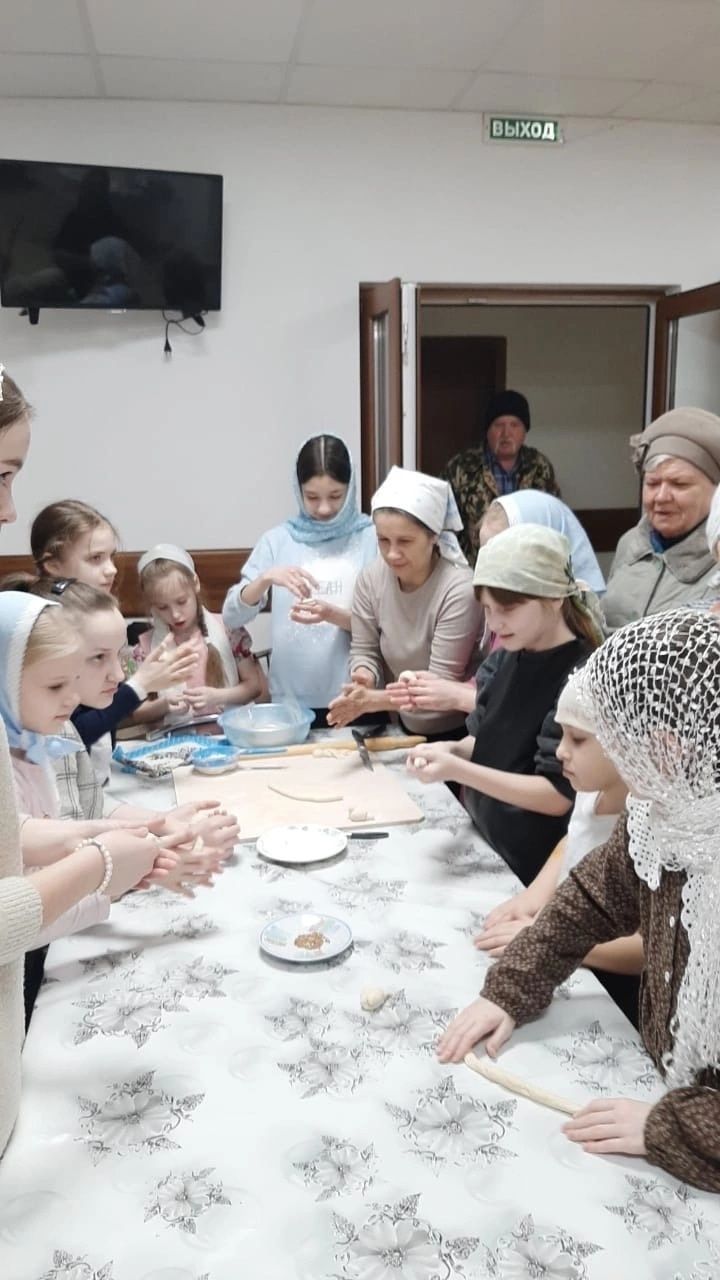 Юные чистопольцы приняли участие в мастер-классе по выпечке «жаворонков»
