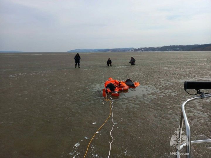 В РТ спасатели помогли пенсионеру, который провалился под лед