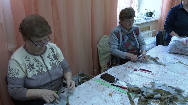 В Чистополе для участников СВО начали изготавливать мини-печи и шить повязки «свой-чужой»
