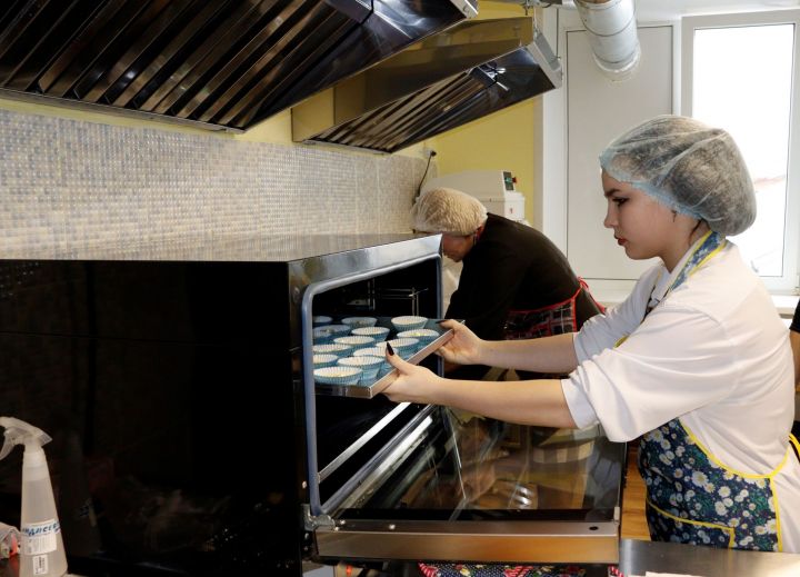 Воспитанники Чистопольского детского дома учатся готовить национальные блюда в современной пекарне