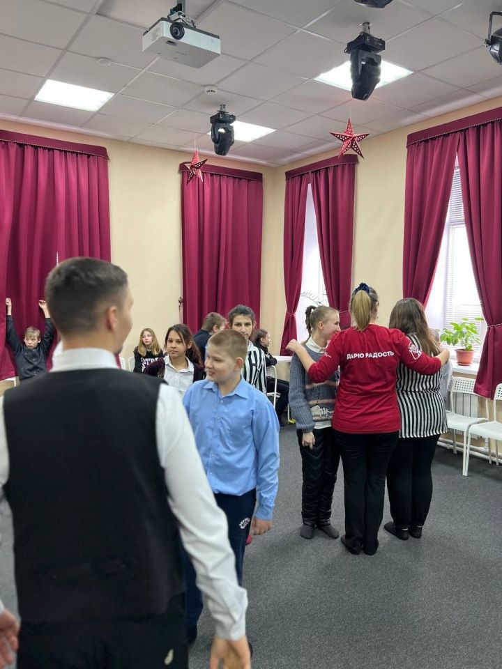 Үзгә балаларга шатлык бүләк итәләр