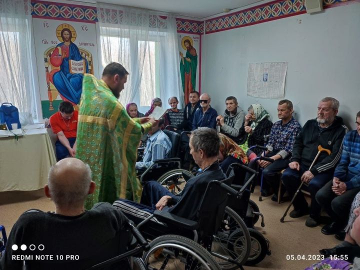 Священнослужитель Чистопольского благочиния совершил Таинство Елеосвящения в доме-интернате «Юлдаш»