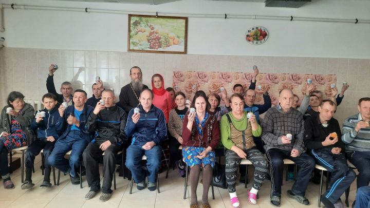 Чистопольская епархия передала постояльцам дома-интерната пасхальные гостинца