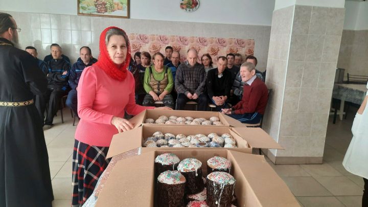 Чистопольская епархия передала постояльцам дома-интерната пасхальные гостинца