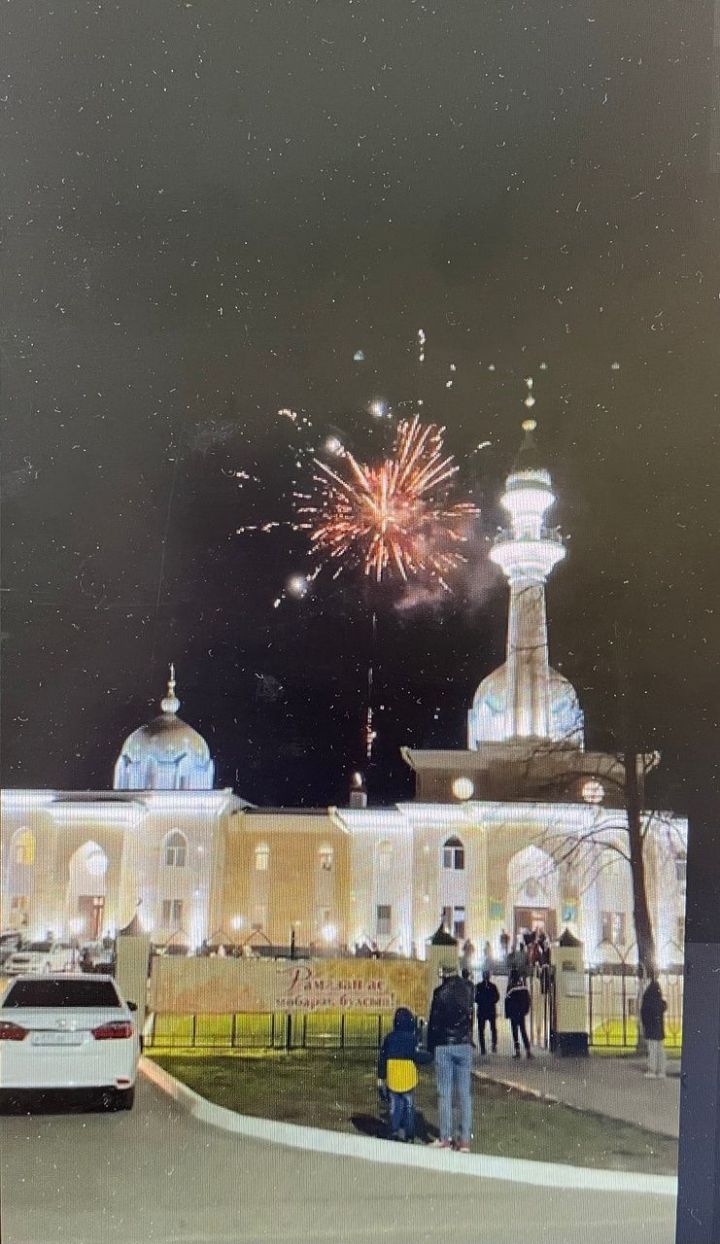 В казанской мечети «Ахмадзаки» фейерверком отметили последний таравих Рамадана-2023