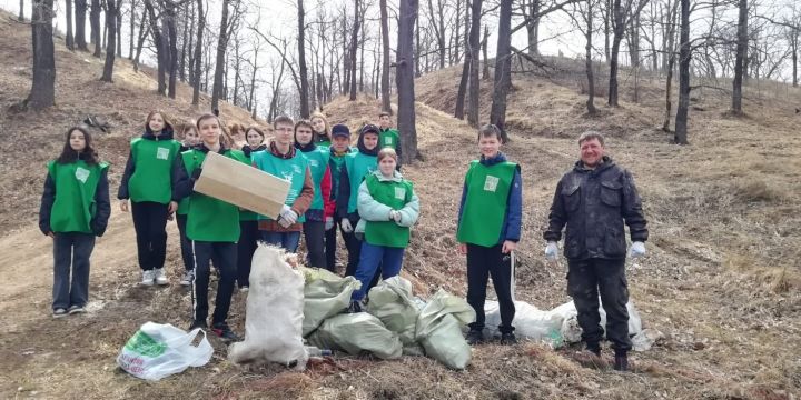 В честь праздничной даты природного заказника «Чистые луга» дети смастерили подарки и помогли в уборке территории