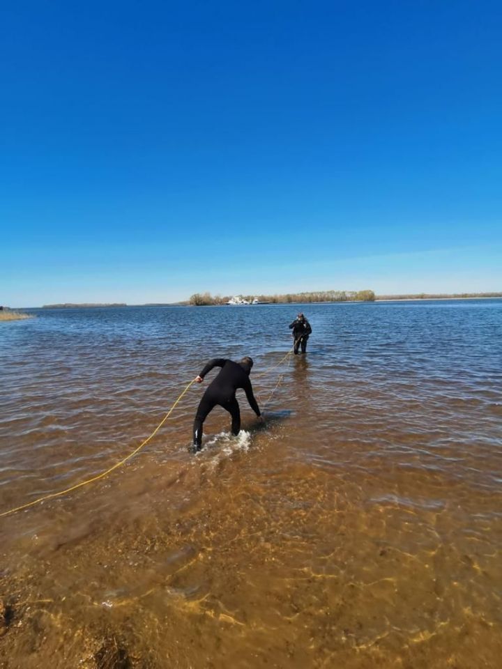 Водолазы очистили от мусора дно Камы чистопольского городского пляжа