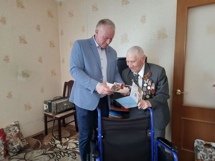 Глава района Дмитрий Иванов поздравил чистопольских ветеранов