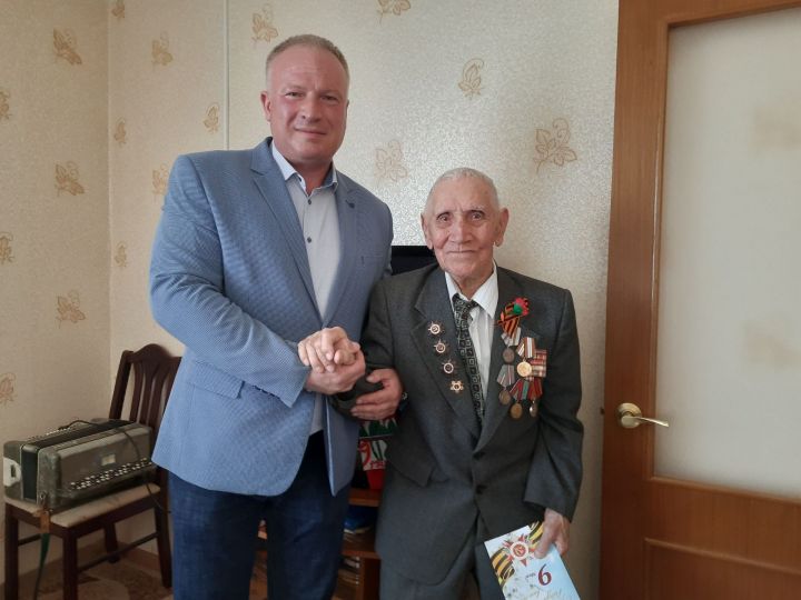 Глава района Дмитрий Иванов поздравил чистопольских ветеранов