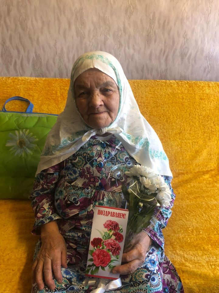 В Чистополе поздравили жительницу блокадного Ленинграда с 90-летним юбилеем