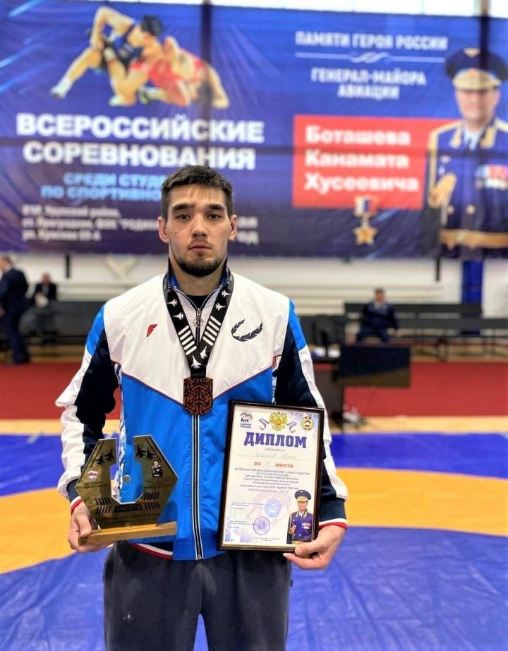 Чистопольский борец вернулся с бронзовой наградой со Всероссийских соревнований