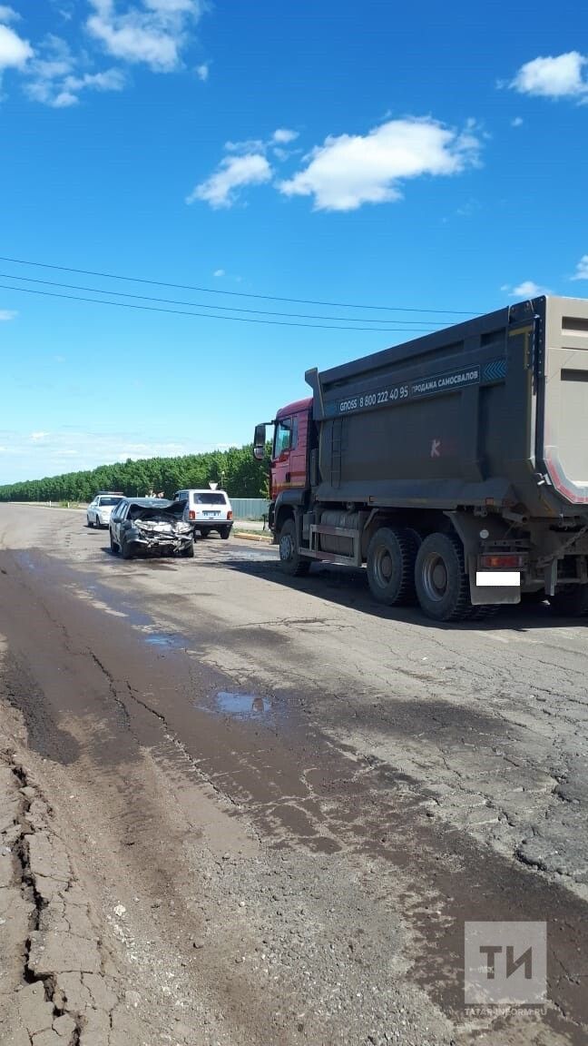В Тукаевском районе столкнулись легковушка и грузовик