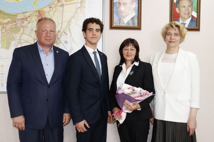 Глава Чистопольского района встретился с победителем всероссийской олимпиады школьников по избирательному праву