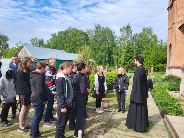 Настоятель Свято-Троицкого храма провел экскурсию для ребят чистопольского села