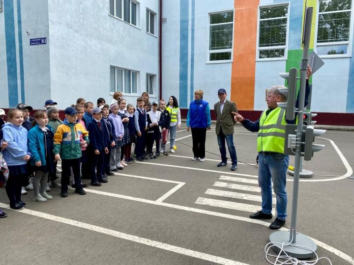 «Безопасность детства»: чистопольские школьники повторили правила дорожного движения