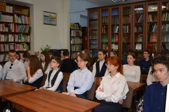 Для чистопольских школьников провели литературно-музыкальный час «Великий мастер русской драмы»