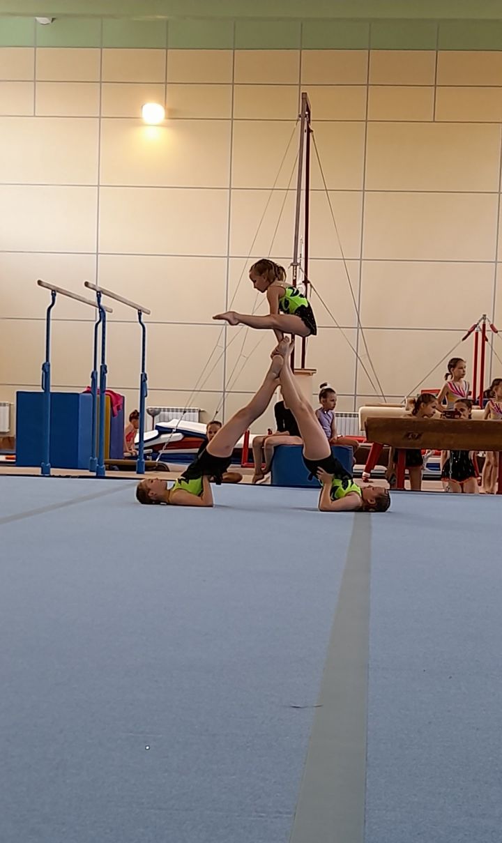 Соревнования по спортивной акробатике в Чистополе выявили сильнейших (фоторепортаж)