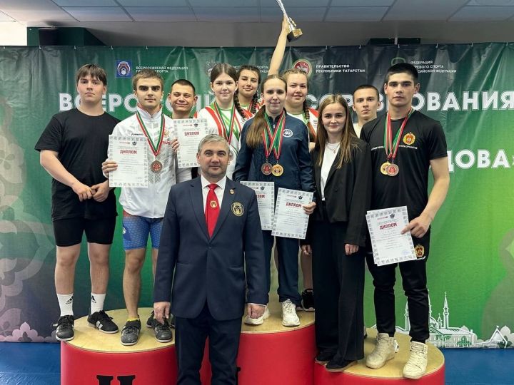 Золото и серебро: чистопольские гиревики приняли участие во Всероссийском турнире