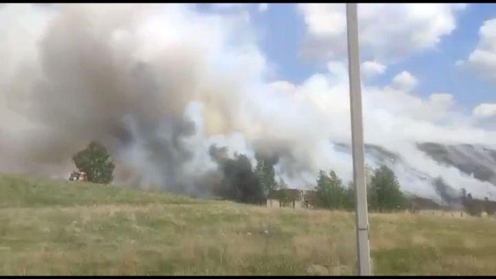 В Альметьевском районе загорелся полигон ТБО