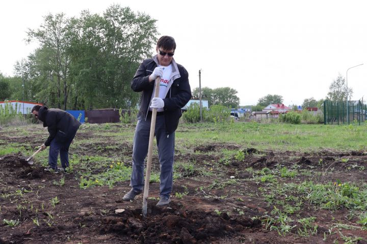 Глава Чистопольского района Дмитрий Иванов принял участие в акции «Сад памяти»